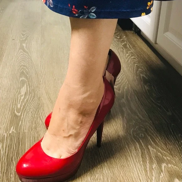 COPY - Red G by Guess Red patent leather platform pumps size 9.5.M .used good c… - Picture 8 of 17